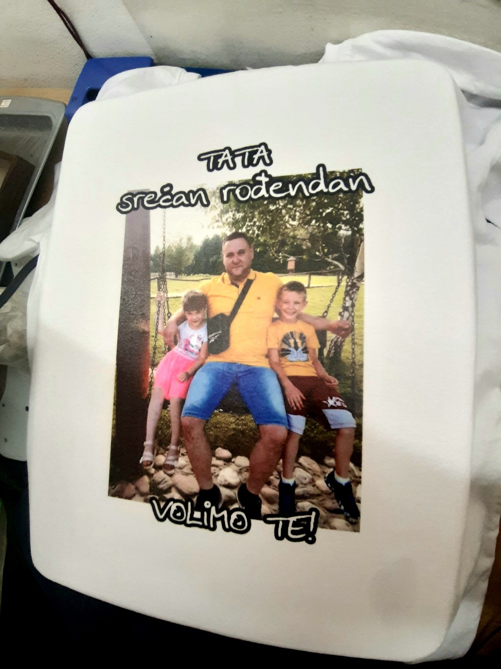 Majice sa stampom natpisom slikom/Za rodjendan/porodicna slika tata srecan rodjendan.jpg